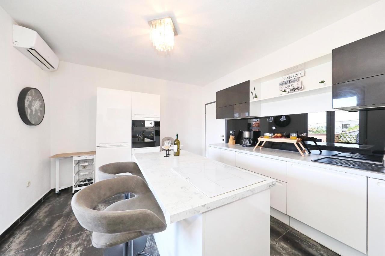 Apartman Nika Sa Jacuzzijem Zadar Exteriör bild